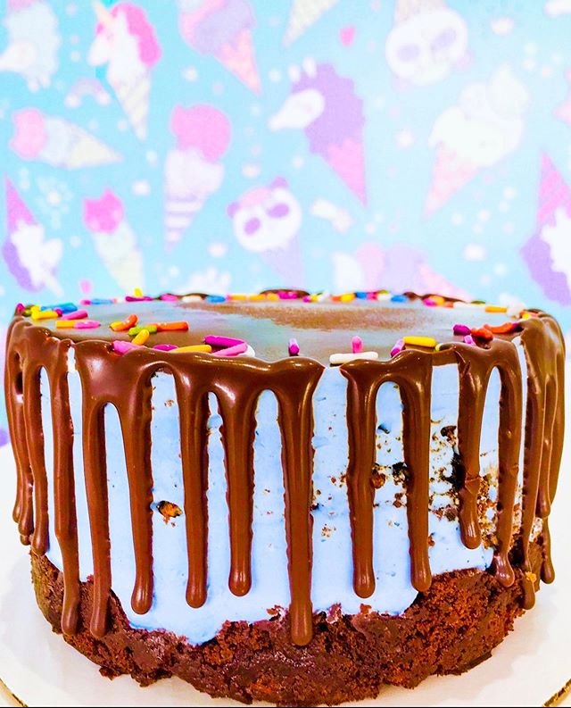 🎶 It&rsquo;s a party in the U.S.A 🎉🇺🇸🎶 Psst! There&rsquo;s still time to pick up one of our premade ✨Cookie Monsta✨ice cream cakes for your #4thofjuly festivities! 🤩We start with a layer of decadent fudge brownie 🙌🏽 then add a single layer of Cookie 🍪 Monsta, and top it with rich chocolate fudge 👅 and ✨ALL NATURAL✨ rainbow 🌈 sprinkles 💕 Each premade single layer cake is 6&rdquo; and serves 6-8 people 😋Raise your hand if you need one of these right now 😍🙋🏽&zwj;♀️ .
.
.
.
.
#fourthofjuly #needthisinmylife #forevermood #icecreamcake #illtaketwo #iwantitigotit #partyintheusa